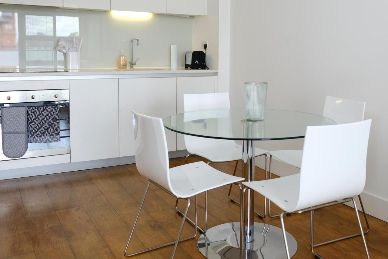 Apartment Luxury 2-bed Flat Parking And Close To The Tube *