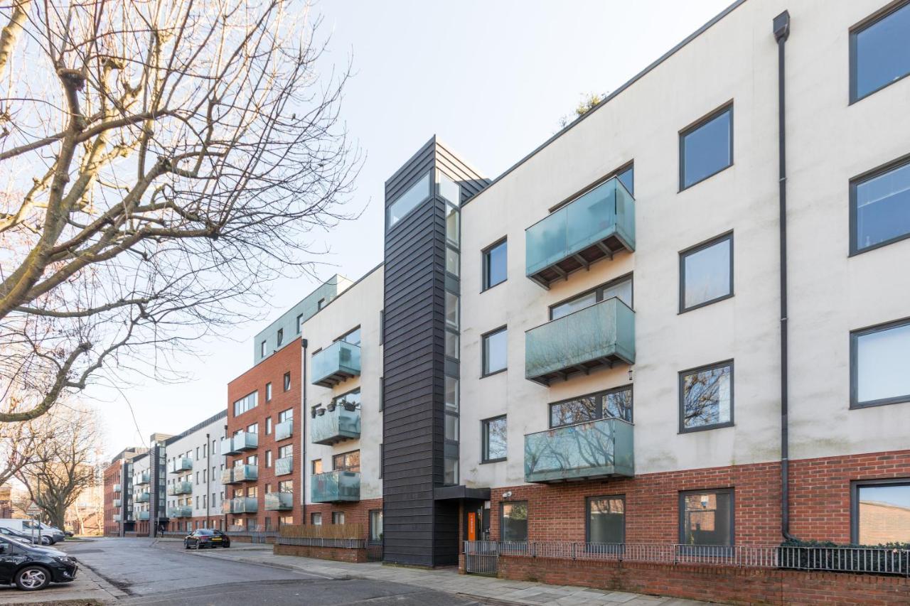 Luxury 2-bed Flat Parking And Close To The Tube Apartment *