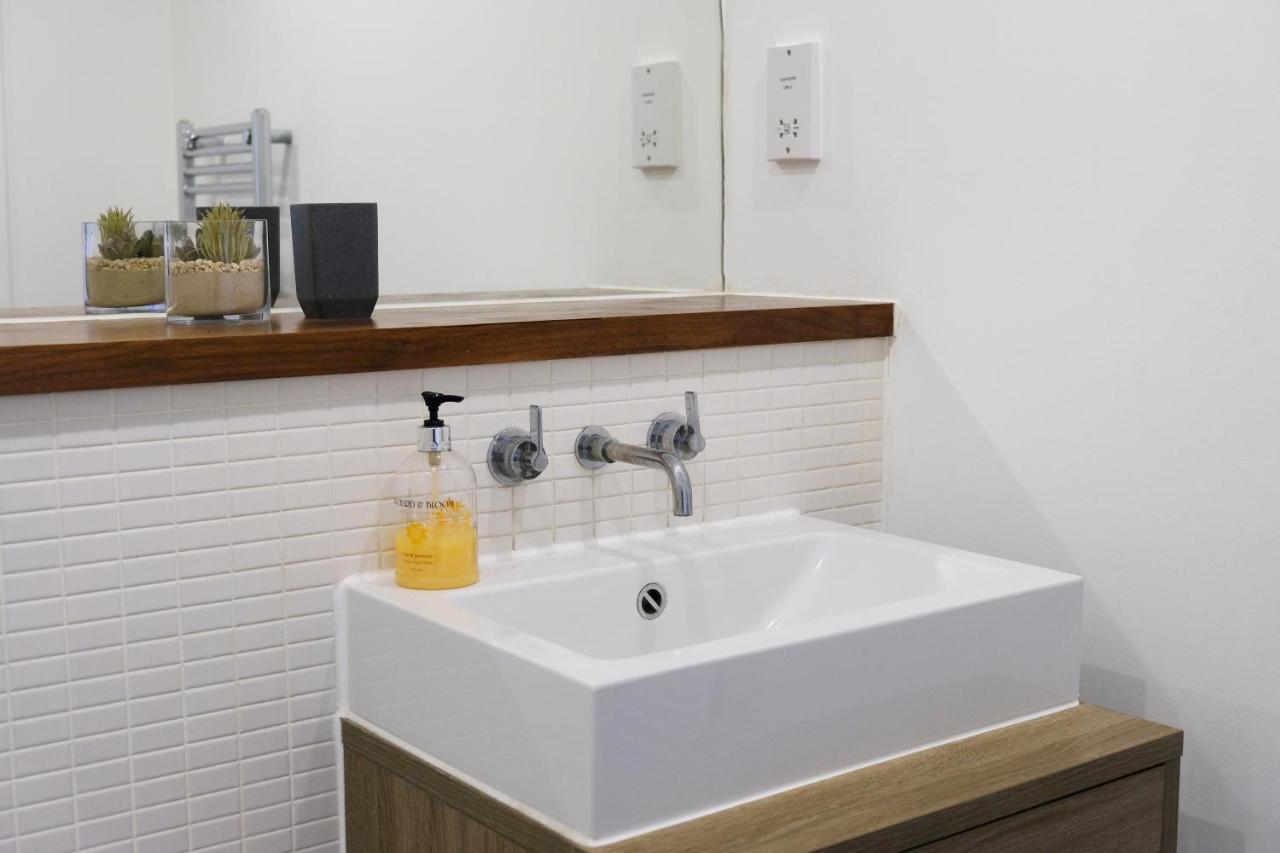Luxury 2-bed Flat Parking And Close To The Tube *