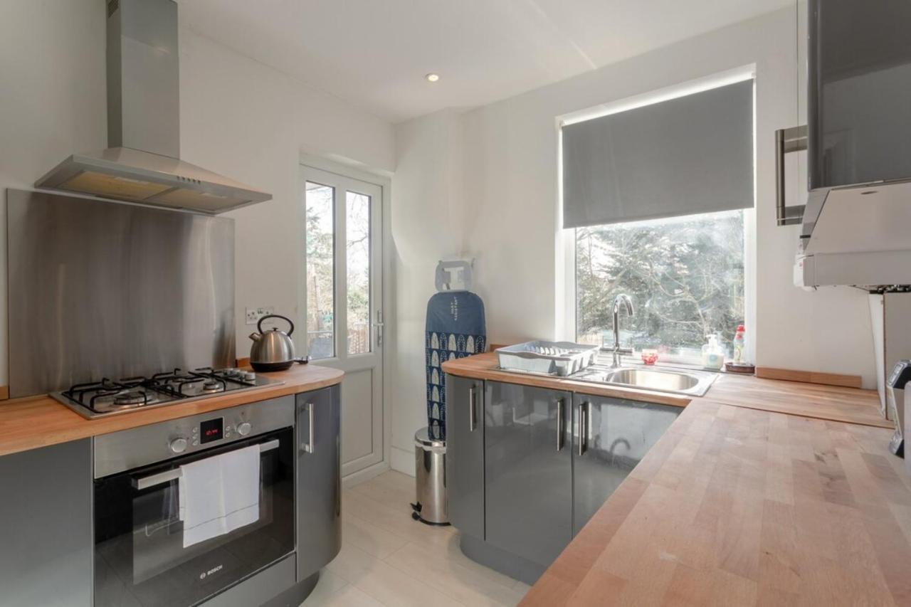 Modern 2 Bedroom In Morden Appartement Londen