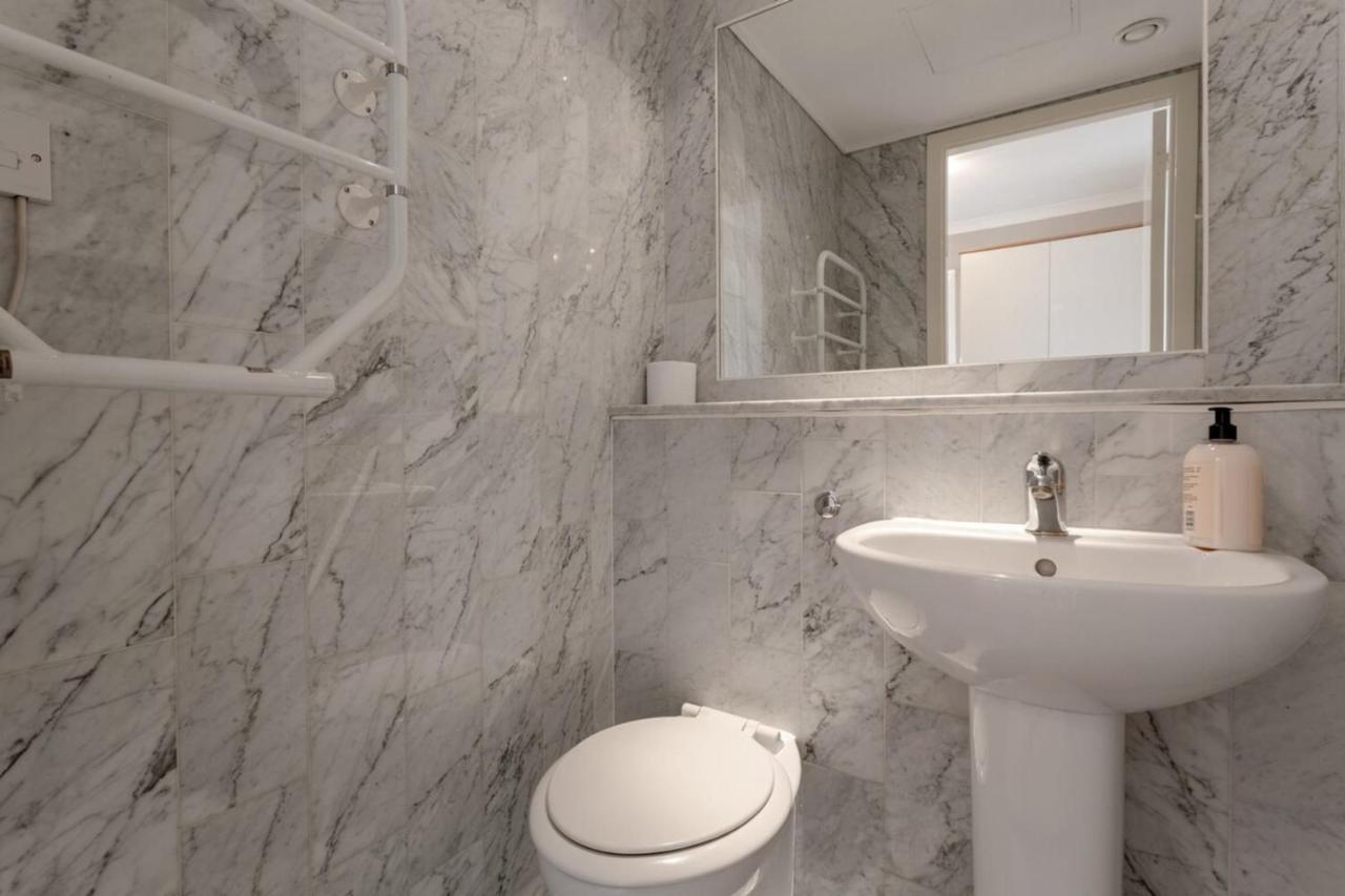 Bright Modern One-bed With Stunning View Of Thames Apartment