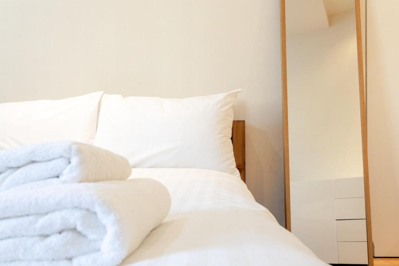 Fantastic 2 Bedroom In Apartment *