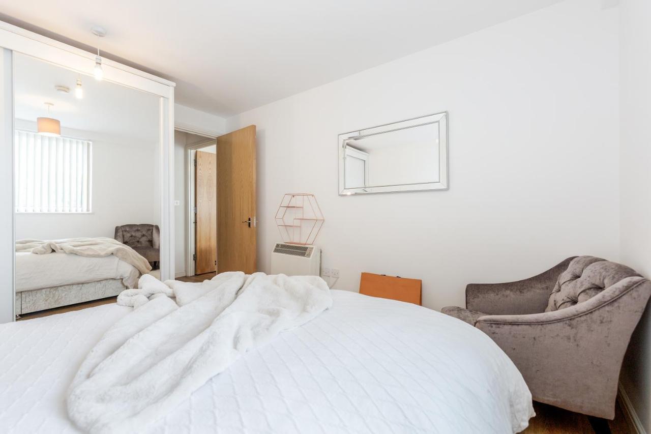 *spacious-modern One Bed Flat. Riverside Location* London