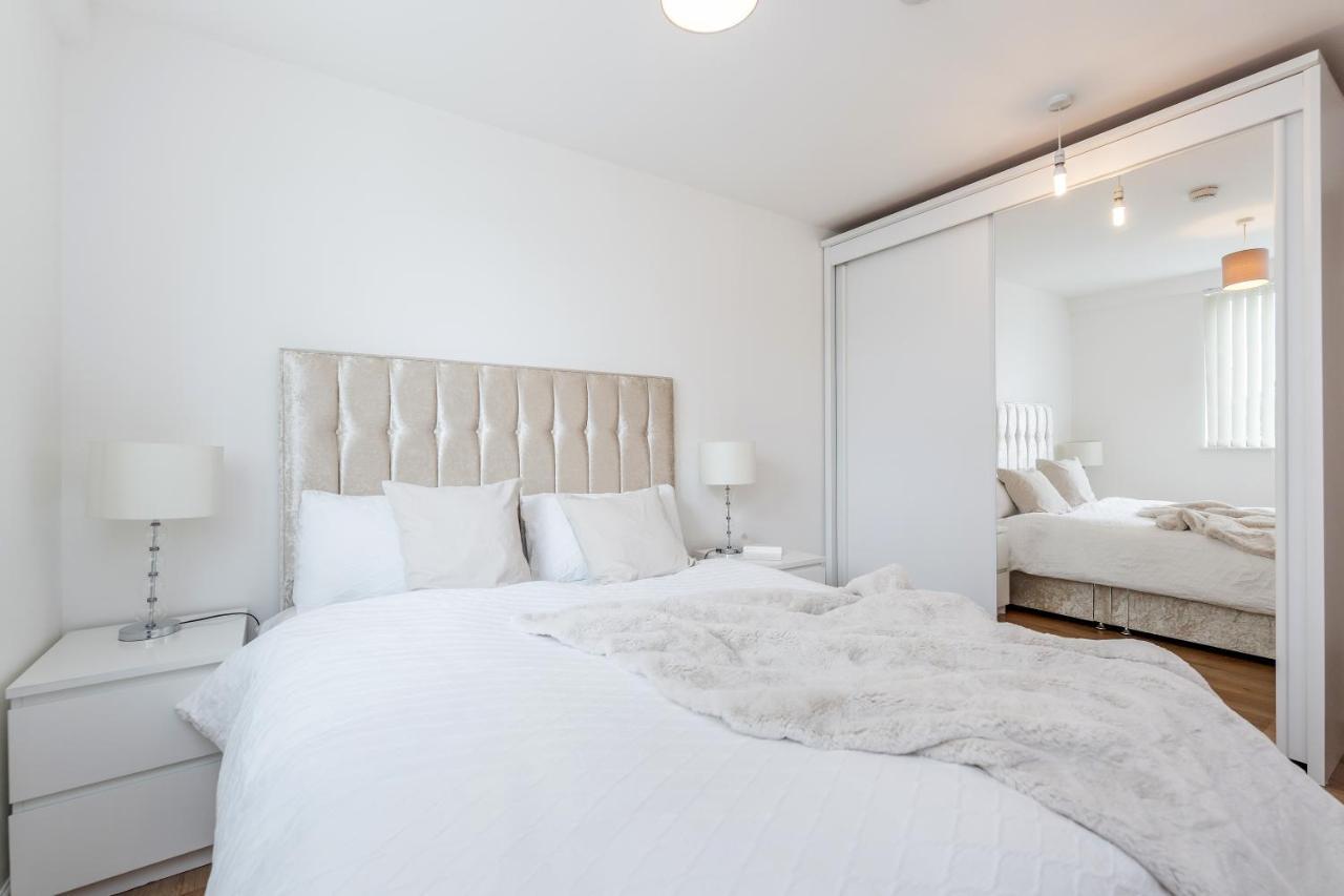 *spacious-modern One Bed Flat. Riverside Location* London