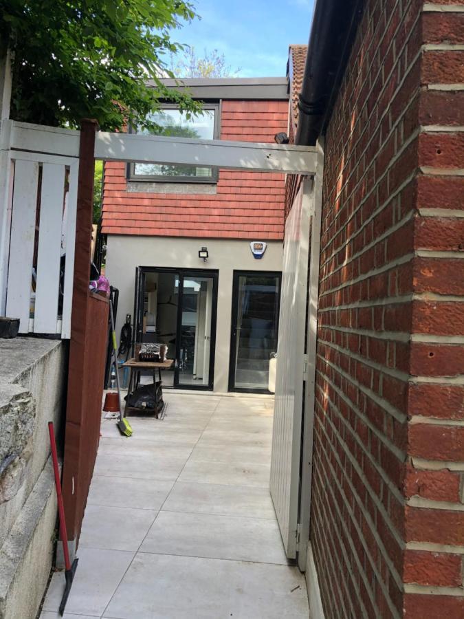 Self Contained Ensuite Double Bedroom With Own Entrance Free Off Street Parking Homestay London