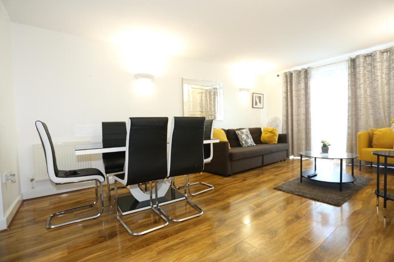 Lovely View 2 Beds 2 Bath Apartment, Londen