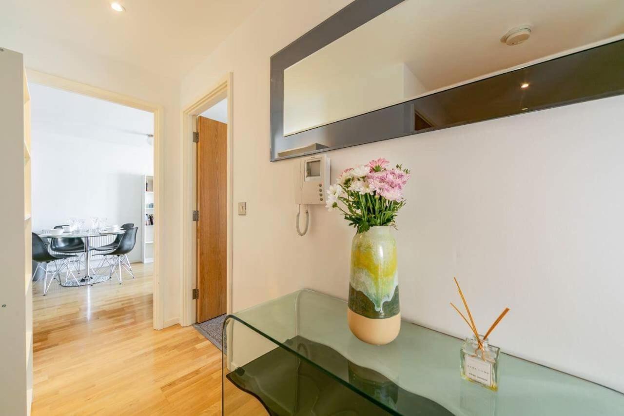 With Private Bathroom In A Modern Two Bedroom Two Bathroom Flat Accommodatie bij particulieren *