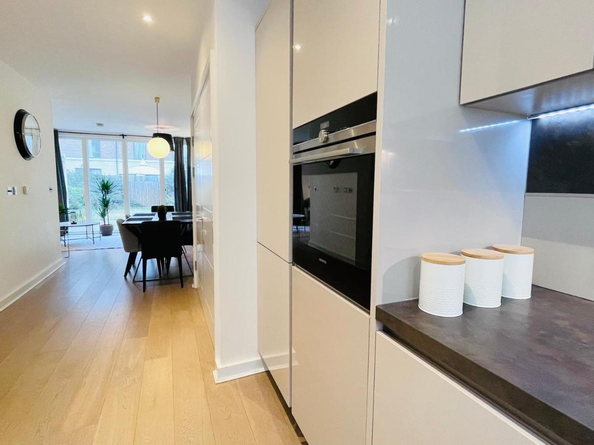 Olympic Family Home, With Own Garden Bliss Сasa de vacaciones Londres