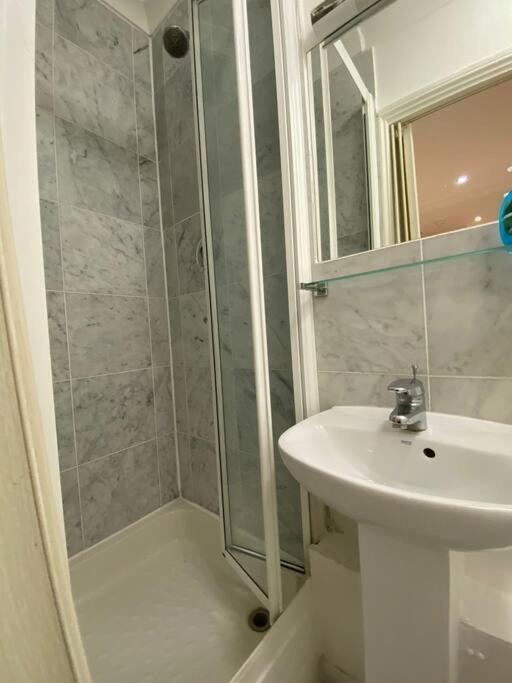 F2- Basement Fits 1 Near Paddington Apartment