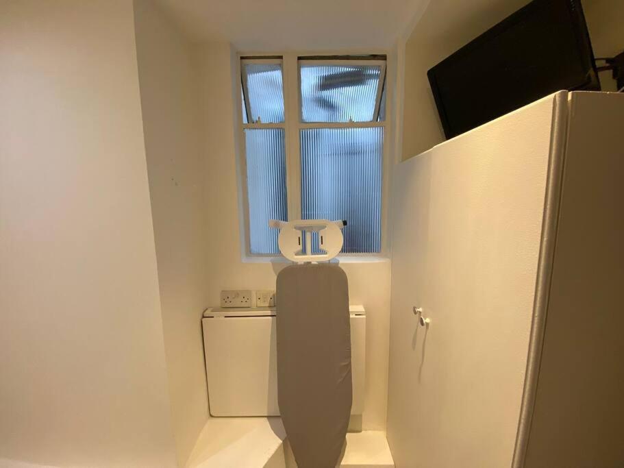 F2- Basement Fits 1 Near Paddington Apartment *
