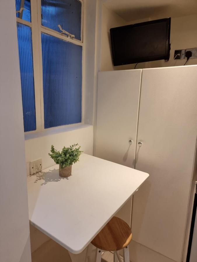 F2- Basement Fits 1 Near Paddington Apartment *