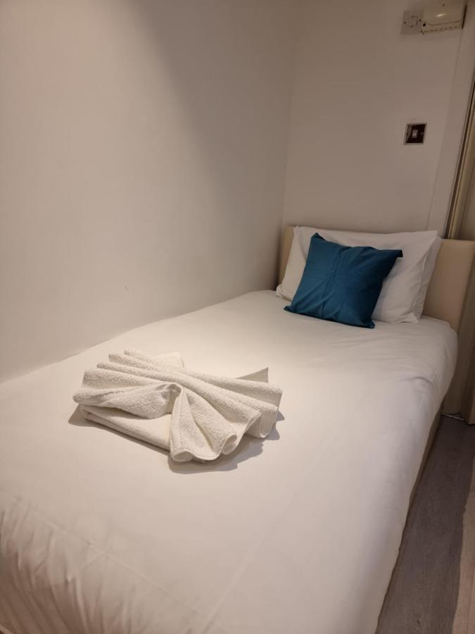 F2- Basement Fits 1 Near Paddington * London