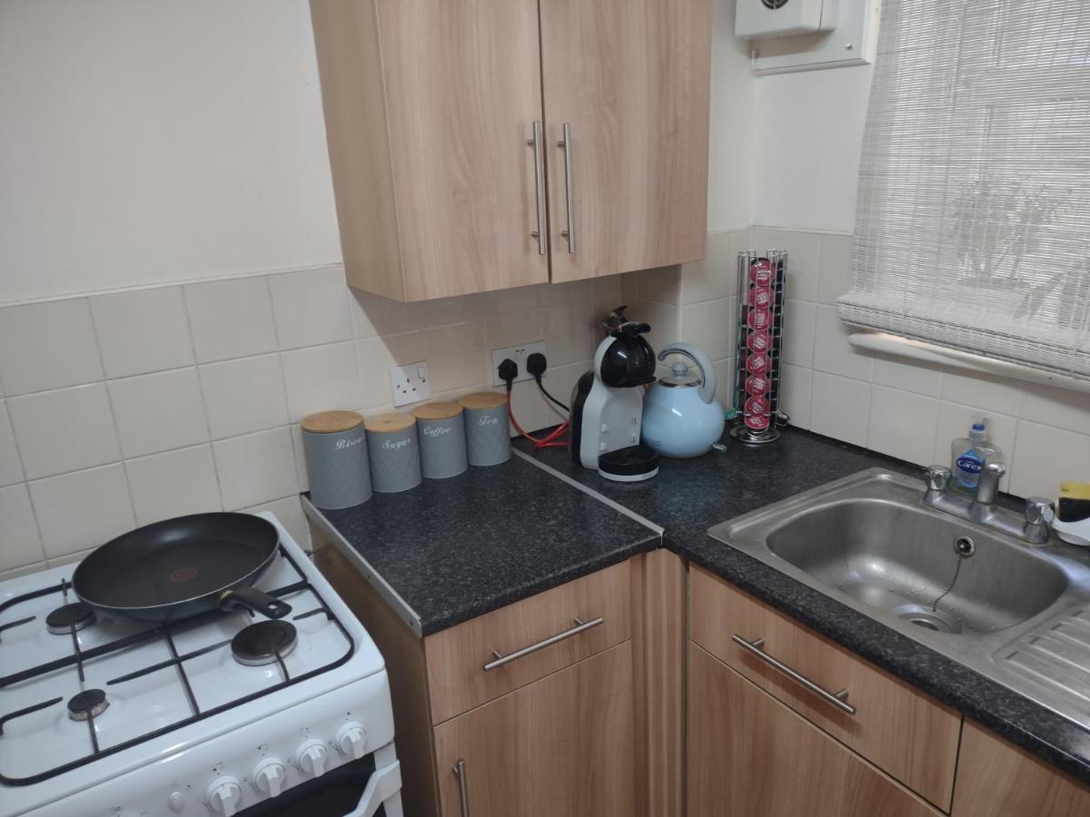 Quiet And Peaceful Double Bedroom In A Nice House With A Very Large Patio Pensión