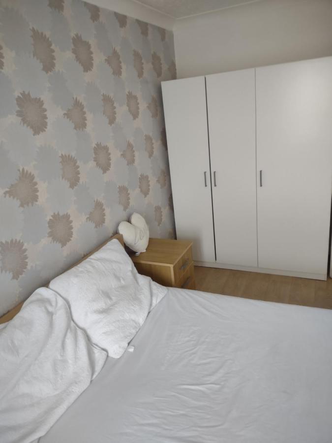 Pensión Quiet And Peaceful Double Bedroom In A Nice House With A Very Large Patio *