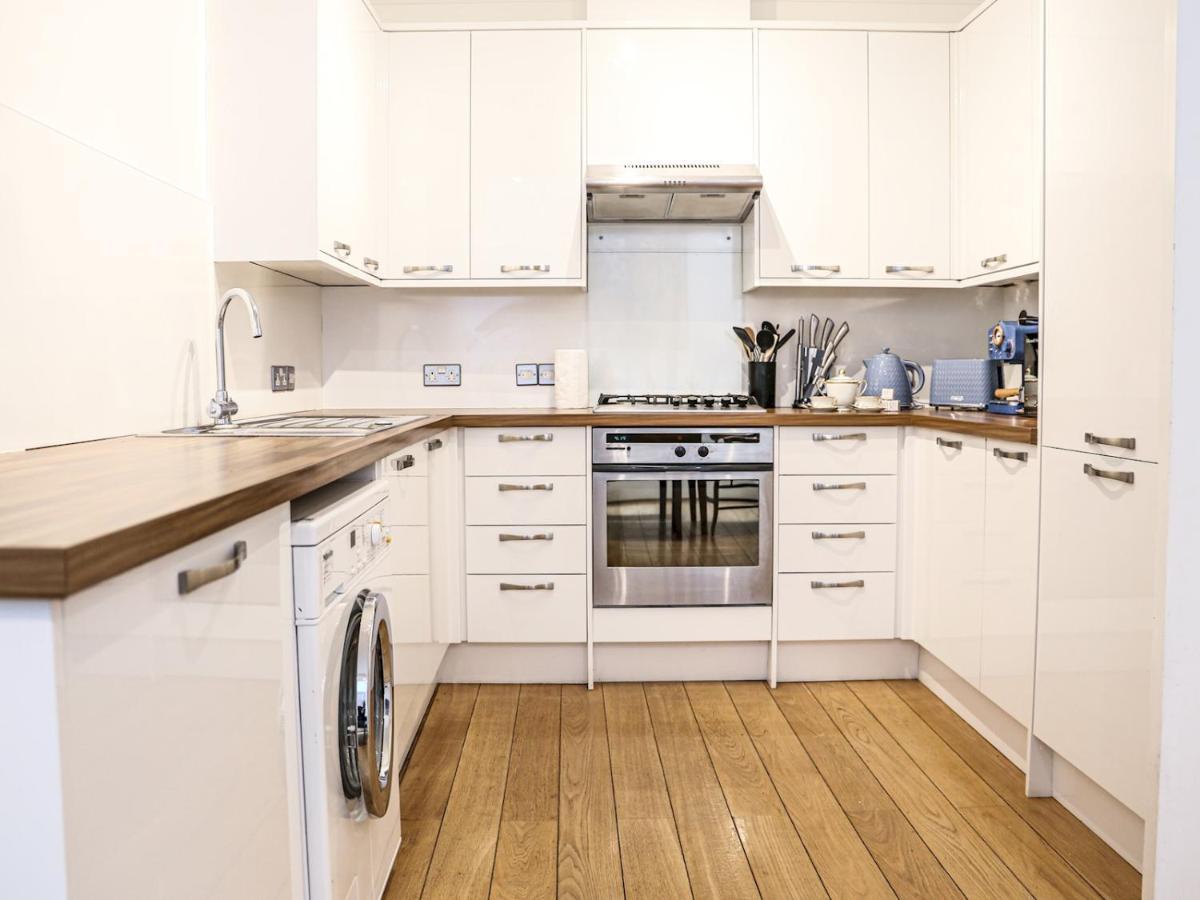 Pass The Keys Stylish 3 Bedroom House In A Quiet Mews By Tube London