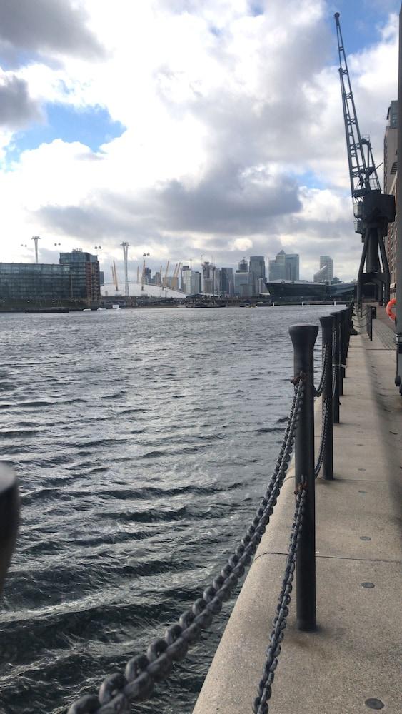 Dockside At Excel Apartahotel