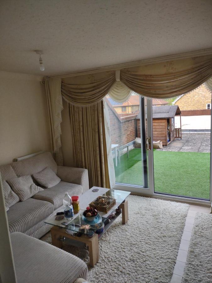 Quiet And Peaceful Double Bedroom In A Nice House With A Very Large Patio Pensión Londres