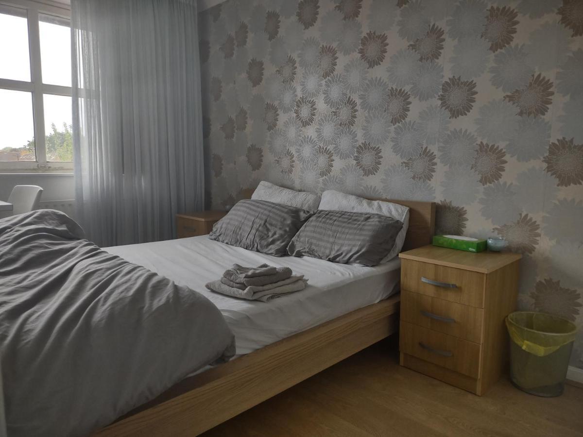 Quiet And Peaceful Double Bedroom In A Nice House With A Very Large Patio Pensión Londres