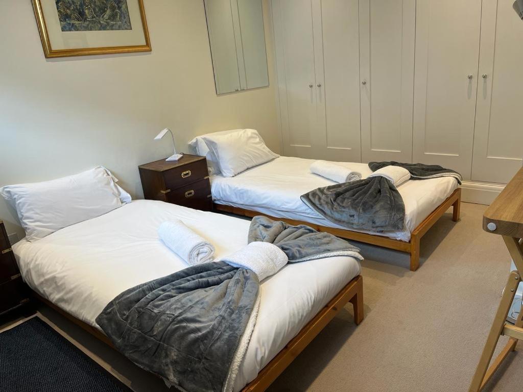 Serene Townhouse With Parking Vakantiehuis Londen
