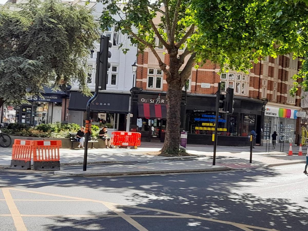 2 Bed Luxury Service In The Heart Of Chiswick Town, W4 Zone 2 Apartment London