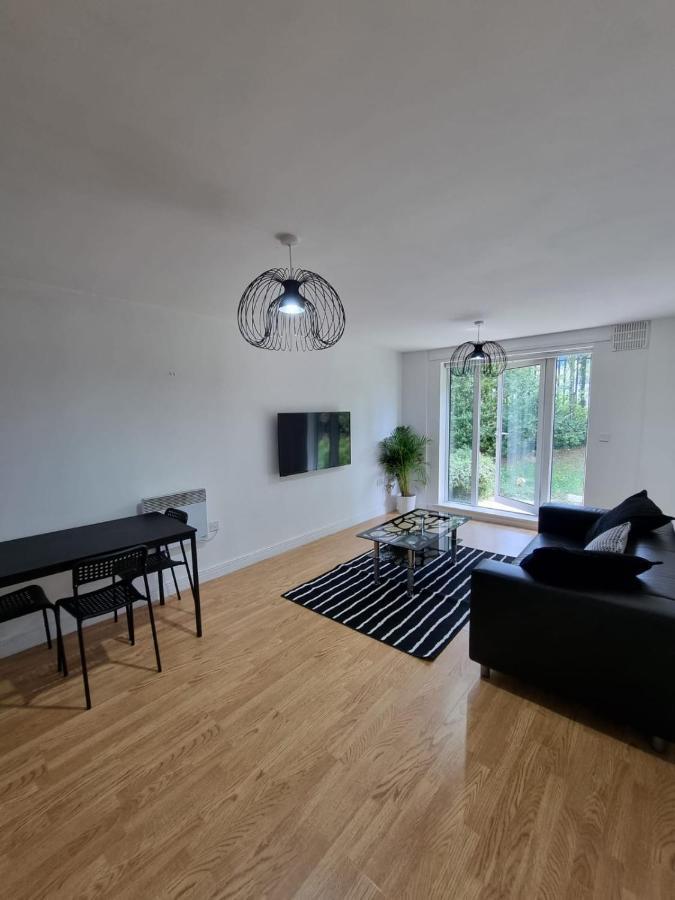 Apartment City Stays - Modern 2 Bedroom With Free Parking And Gym Access