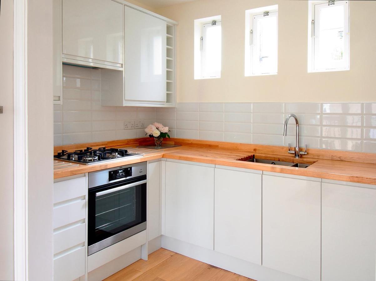 Serene Townhouse With Parking Londen