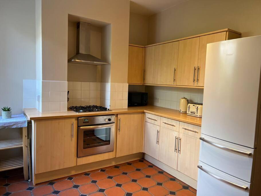 Lovely 2 Bedroom Flat With Garden And Parking * London