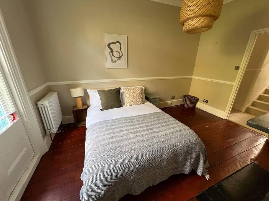 Lovely 2 Bedroom Flat With Garden And Parking London