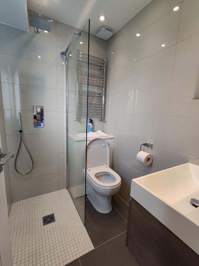 Modern 2 Bedroom Flat With Private Outdoor Terrace * Londen