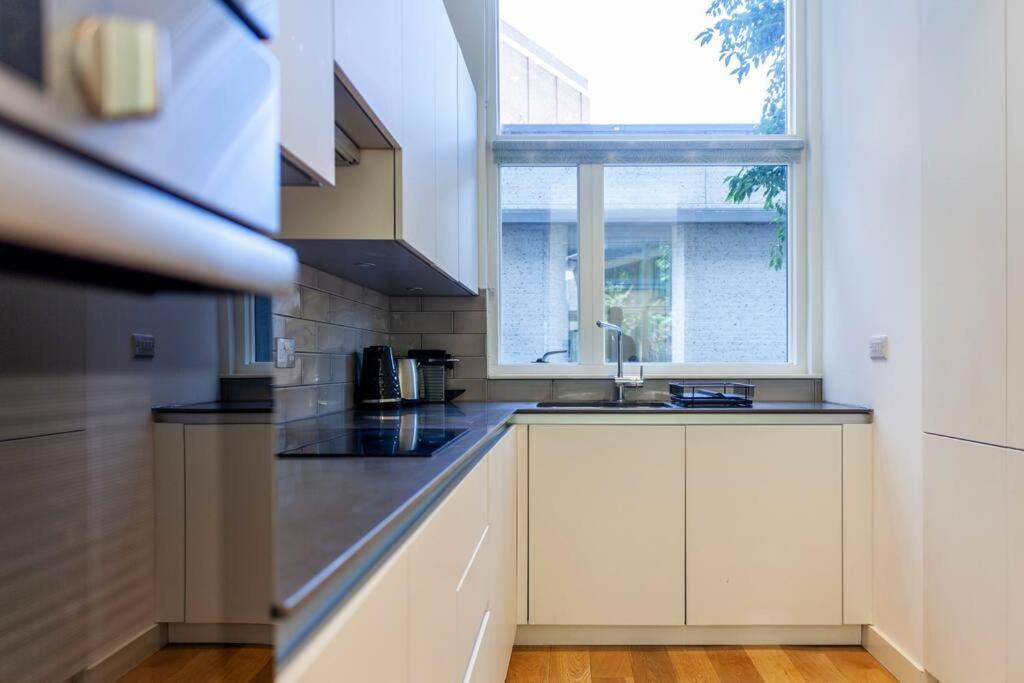 Stunning New 3 Bdr Duplex Wbalcony, East London
