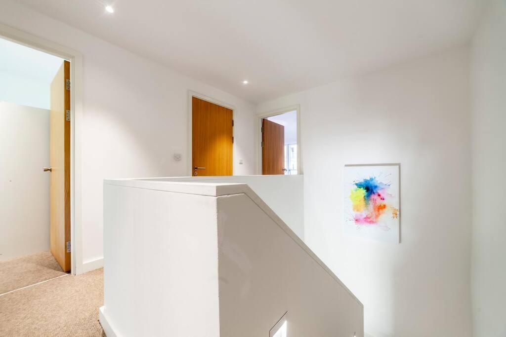 Stunning New 3 Bdr Duplex Wbalcony, East London