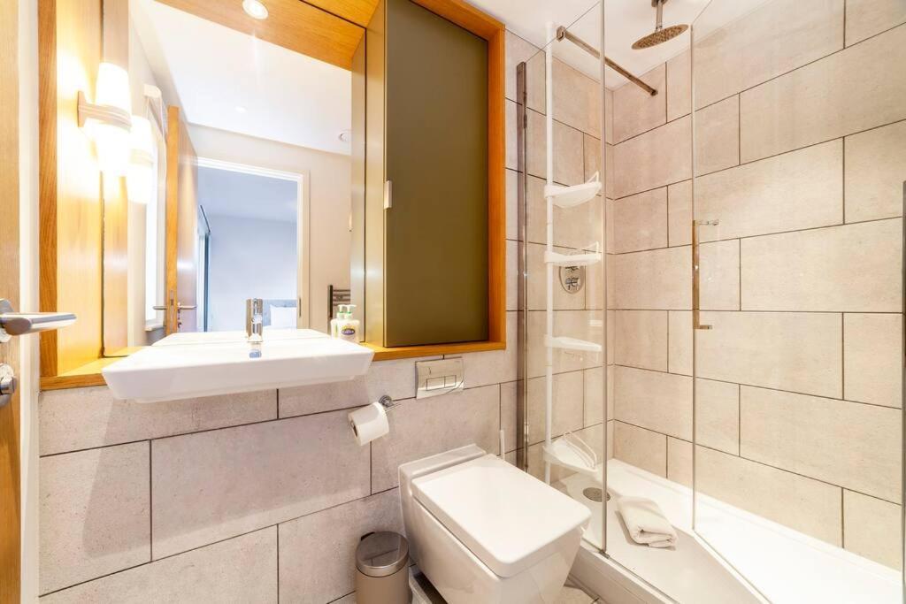 Stunning New 3 Bdr Duplex Wbalcony, East Apartment *