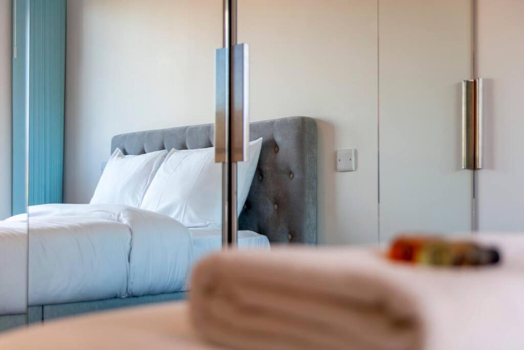 Stunning New 3 Bdr Duplex Wbalcony, East Apartment London