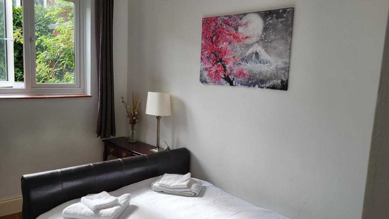 2 Bed Luxury Service In The Heart Of Chiswick Town, W4 Zone 2 * London