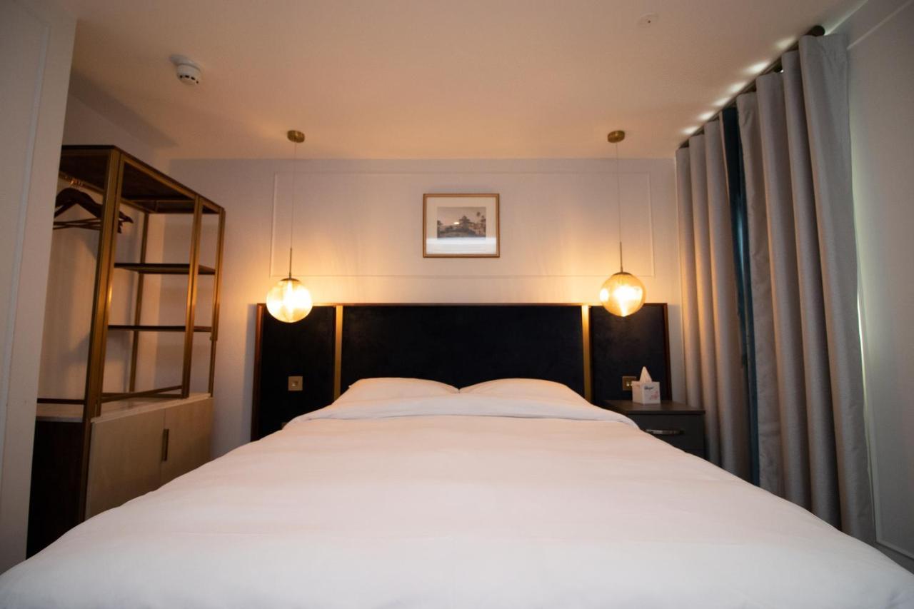 Hotel Three Falcons 4*