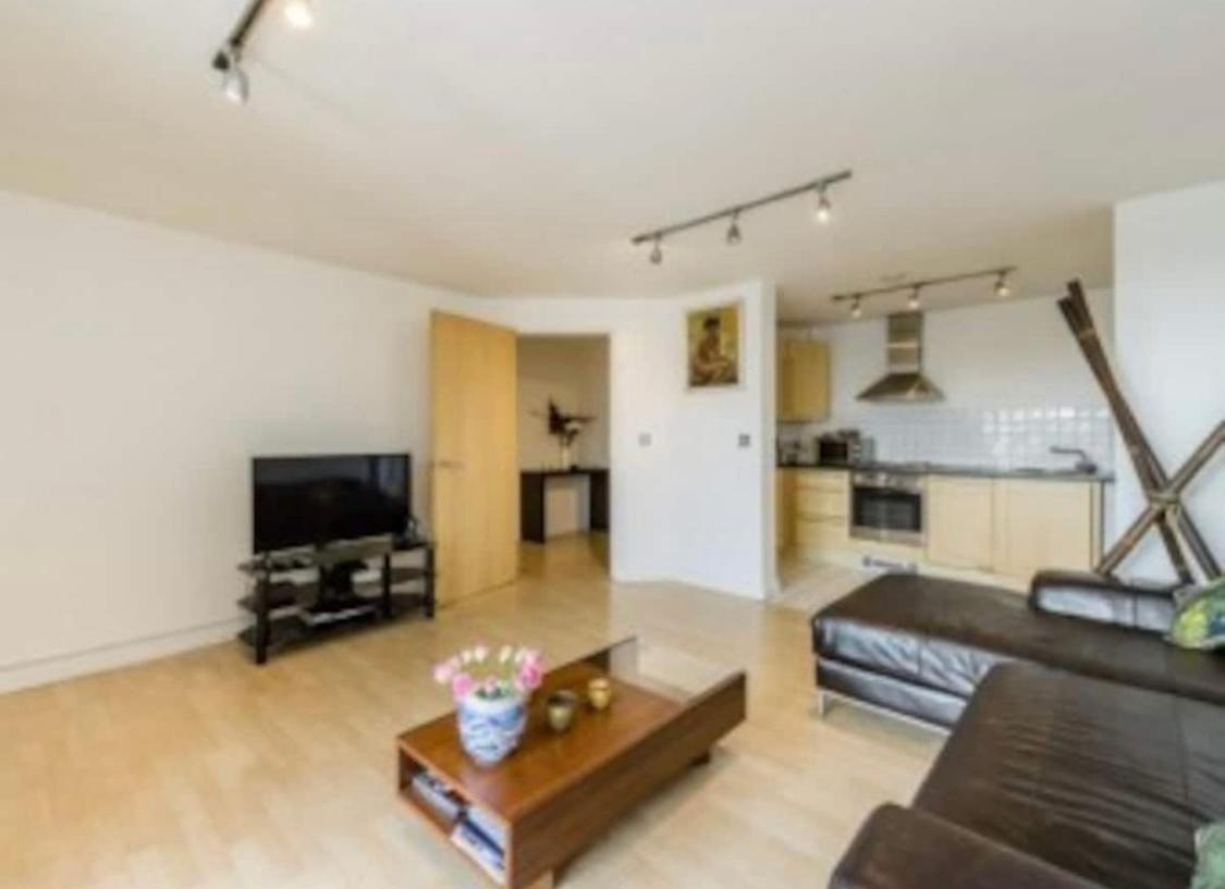 Centrally Located Flat - Battersea Park Road * Londen