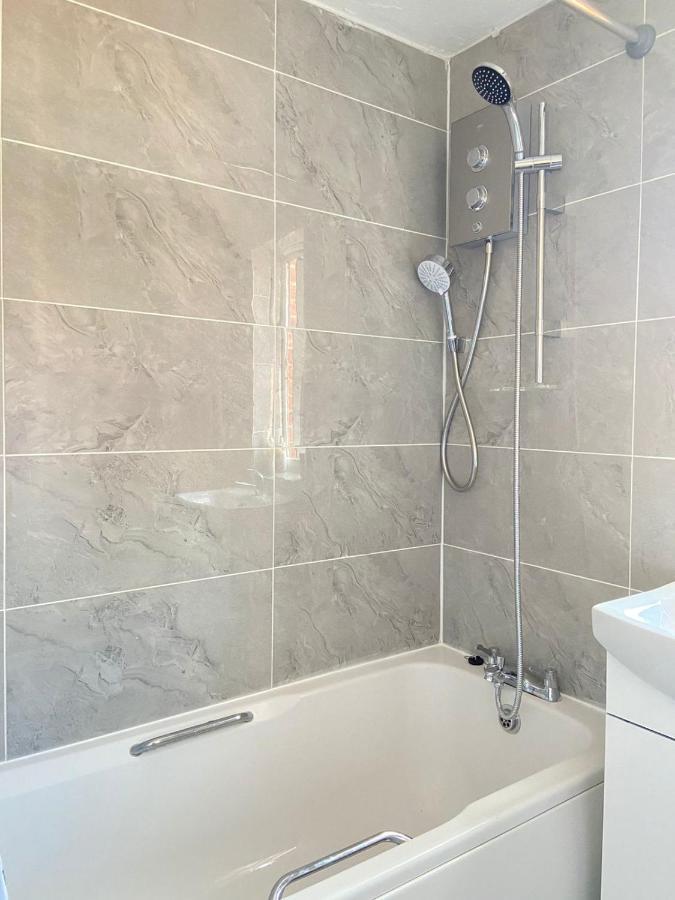 Stunning 3 Bedroom Family House In London, Private Parking And Garden, With Great Transport Links To London, The Excel Centre, Canary Wharf, The O2! Holiday home *