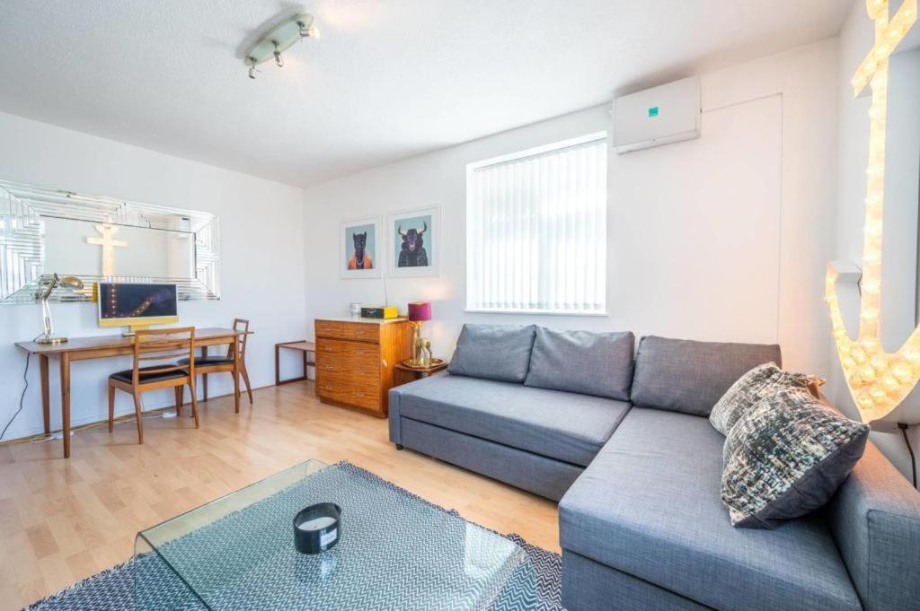 Flat 13 Apartment *