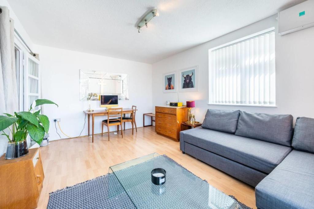 Flat 13 Apartment *
