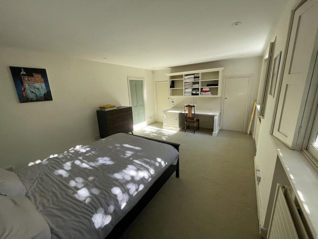 Beautiful 5-bedroom Townhouse Apartment *