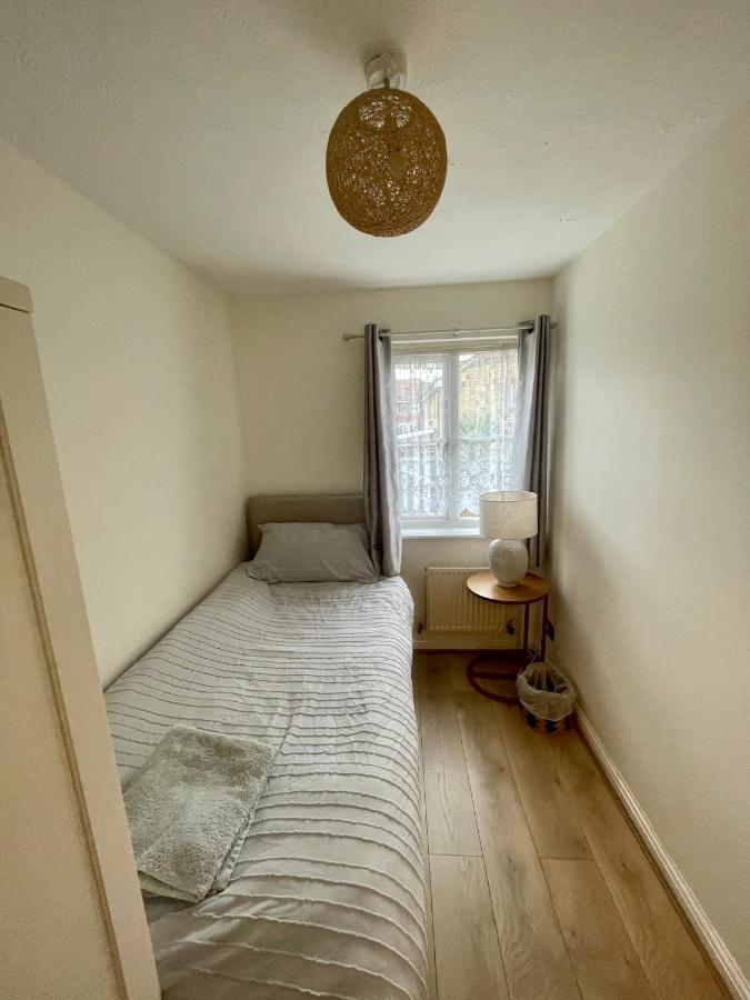 Stunning 3 Bedroom Family House In London, Private Parking And Garden, With Great Transport Links To London, The Excel Centre, Canary Wharf, The O2! Holiday home
