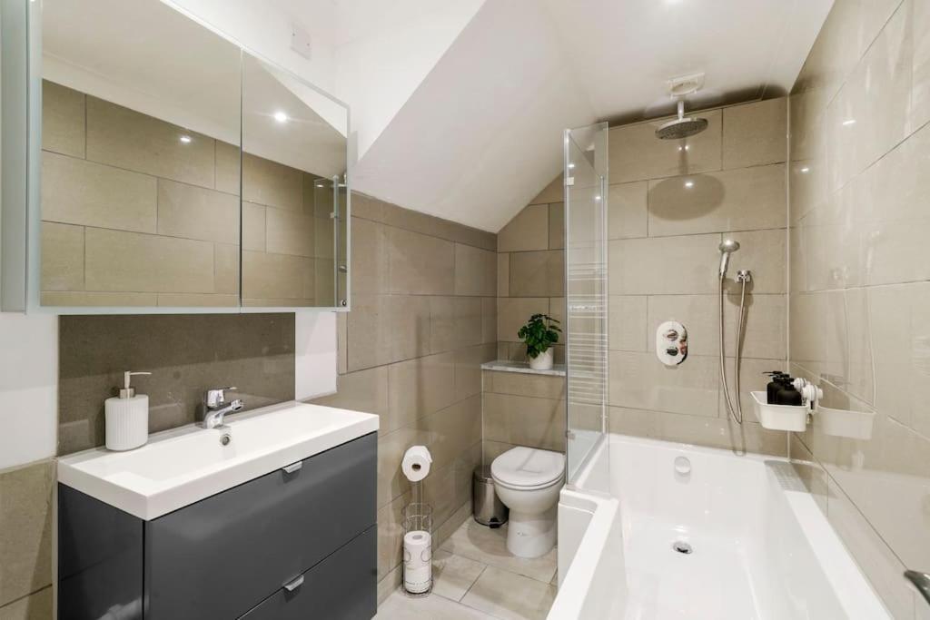 Apartment Modern 2 Bedroom In The Heart Of *