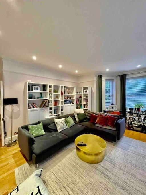 Apartment Spacious Flat With Huge Patio In Central