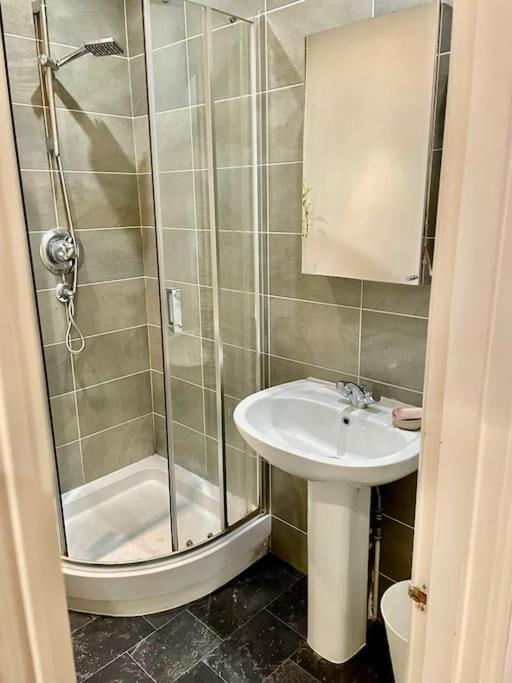 Apartment Spacious Flat With Huge Patio In Central
