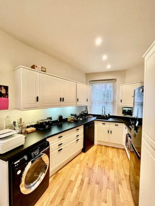 Apartment Spacious Flat With Huge Patio In Central *