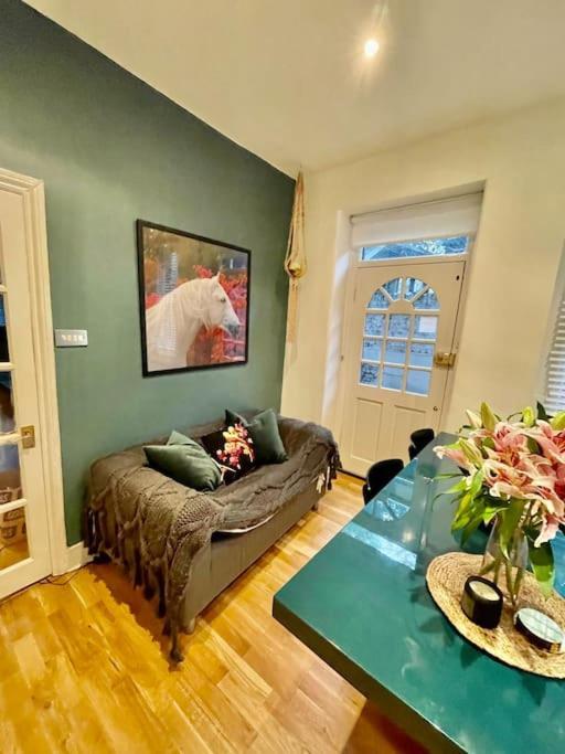Apartment Spacious Flat With Huge Patio In Central *