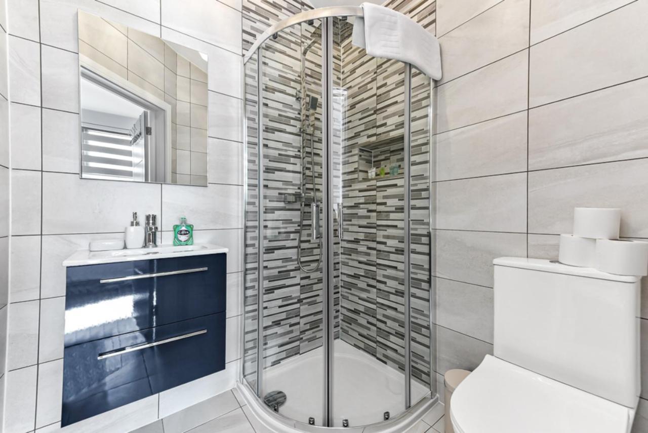 Lovely Two Bedroom With Ensuite Bathrooms Apartment *