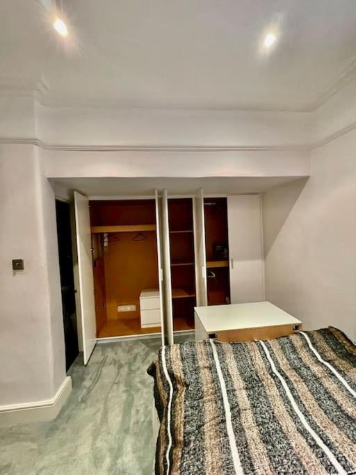 Apartment Spacious Flat With Huge Patio In Central