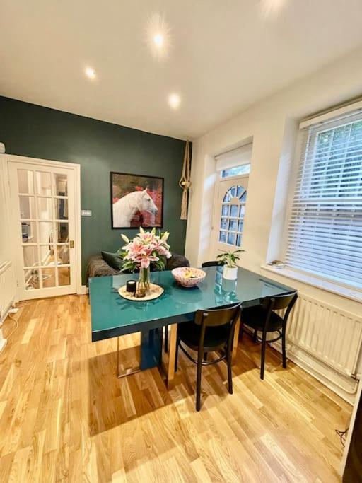 Apartment Spacious Flat With Huge Patio In Central *