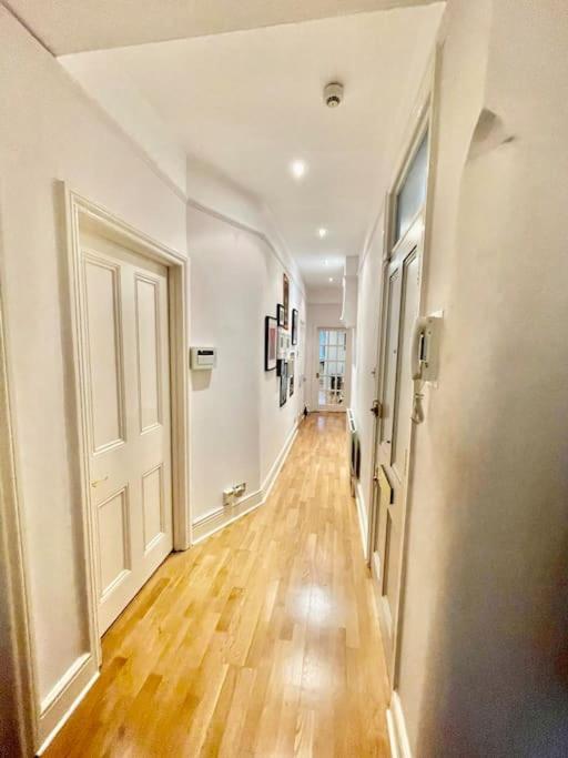 Apartment Spacious Flat With Huge Patio In Central